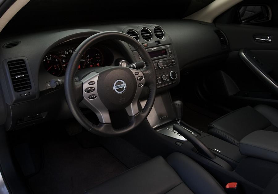 Интерьер Nissan Altima Coupe (U32) 2008 года  (фото 11 из 54)